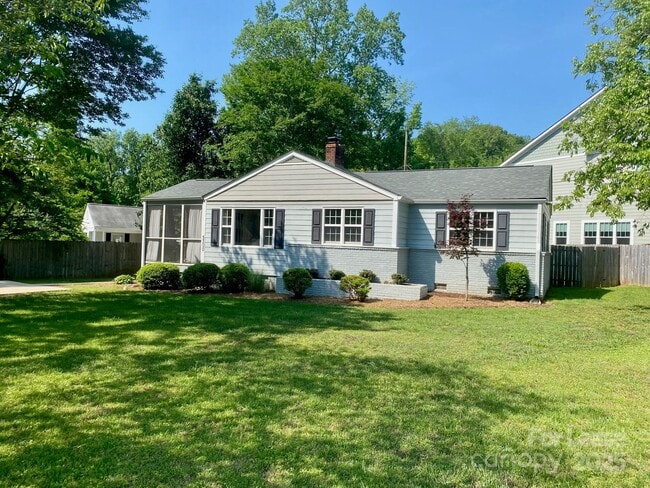 Building Photo - 5300 Buckingham Dr