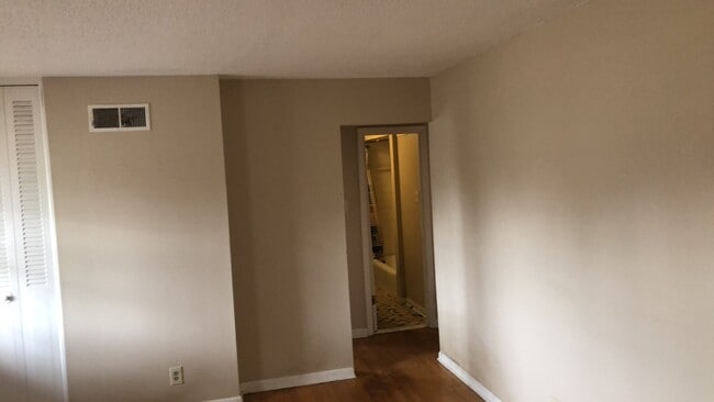 Building Photo - 4117 Chippewa Rd