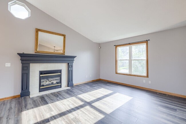 Foto del edificio - Freshly Updated 3 Bedroom with Attached & ...