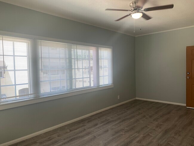 Building Photo - 424 N Rose Pl