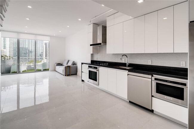 Foto del edificio - 690 SW 1st Ct