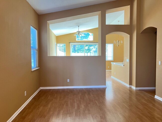 Foto del edificio - Four Bedroom Two Bathroom Home in Folsom