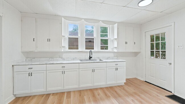 Foto del edificio - 3 bed 1.5 bath NEW LISTING