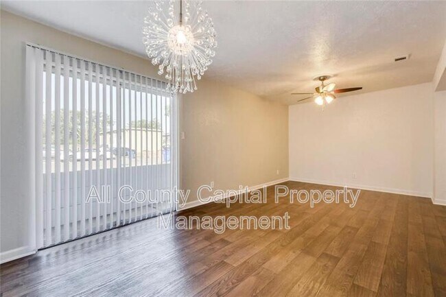 Foto del edificio - 300 Carmen Ct