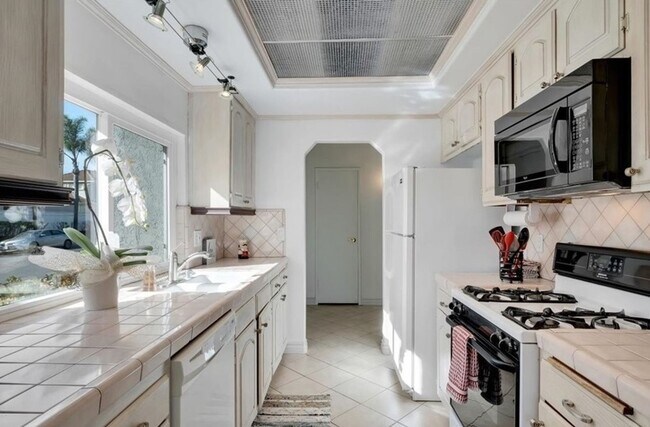 Foto del edificio - Beautiful 3 bed / 2.5 bath Townhome with Patio and 2 car garage in Huntington Beach