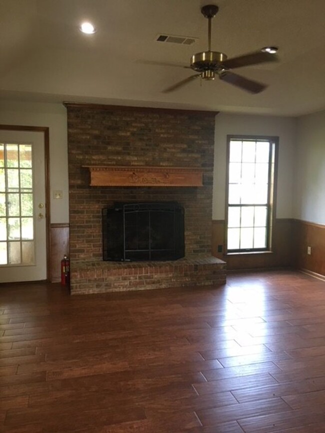 Building Photo - Cozy 3 Bed 2 Bath Available in April! Appl...