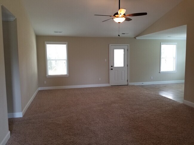 Building Photo - Maryville, 3 bedroom, 2 bath home minutes ...