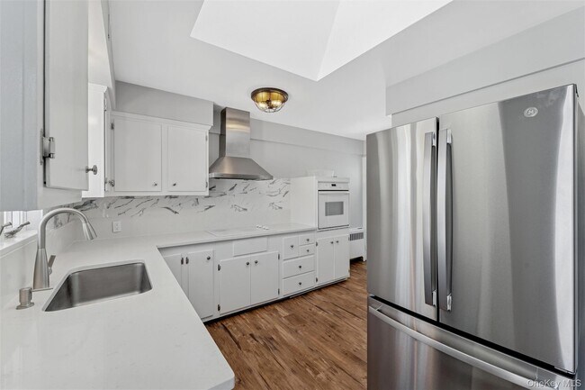 Building Photo - 232 Round Hill Rd