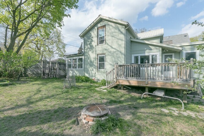 Building Photo - 1305 East Dayton Street, Unit 1