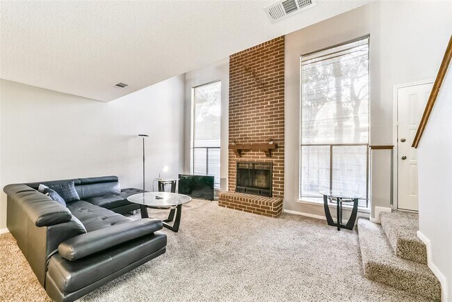 Building Photo - 13756 Hollowgreen Dr