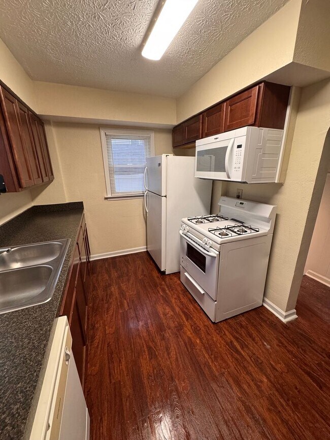 Foto del edificio - 631 Churchill Rd