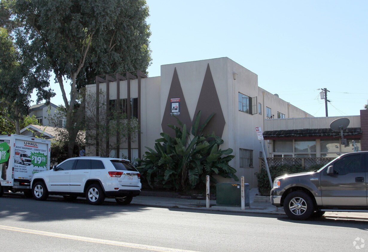 5065 W Point Loma Blvd, San Diego, CA 92107 Apartments in San Diego