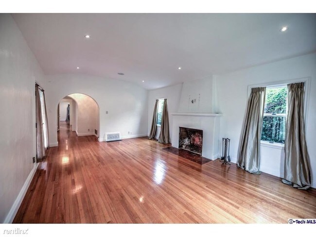 Foto del edificio - 10856 Wellworth Ave