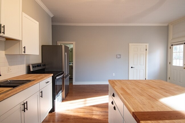 Building Photo - 3 Bridge St