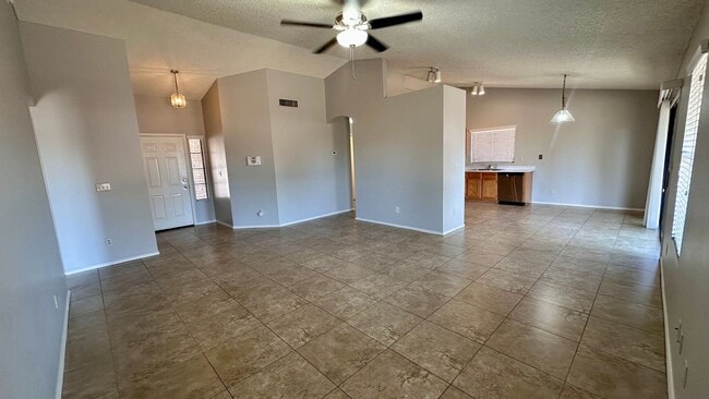 Building Photo - Freshly Painted Glendale Home