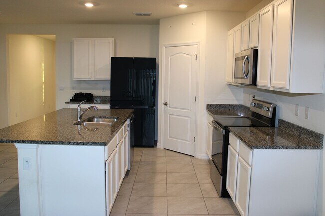 Foto del edificio - BEAUTIFUL 5 BEDROOM, 3 BATH SINGLE FAMILY ...