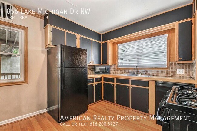 Building Photo - 856 Lake Michigan Dr NW