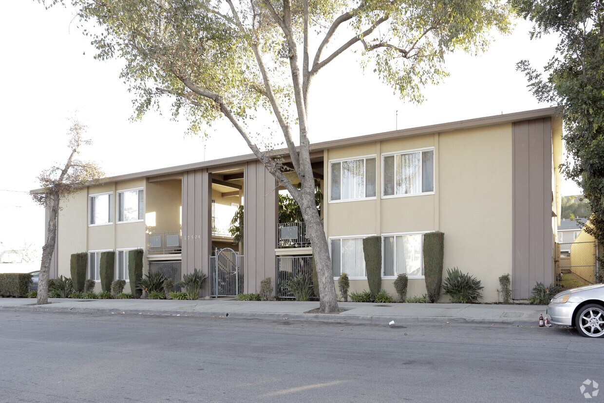 Primary Photo - 17504 Grand Ave