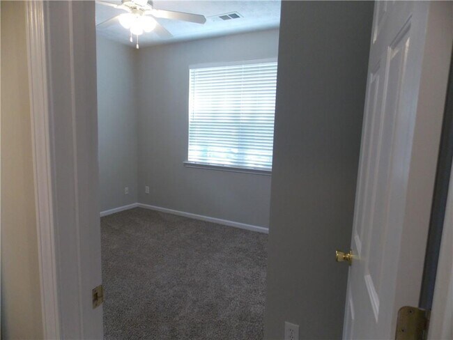 Building Photo - 647 W Oaks Dr