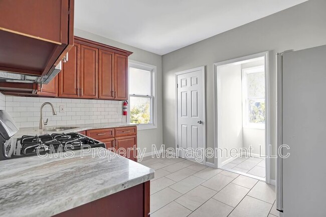 Building Photo - 142-144 Seymour Ave