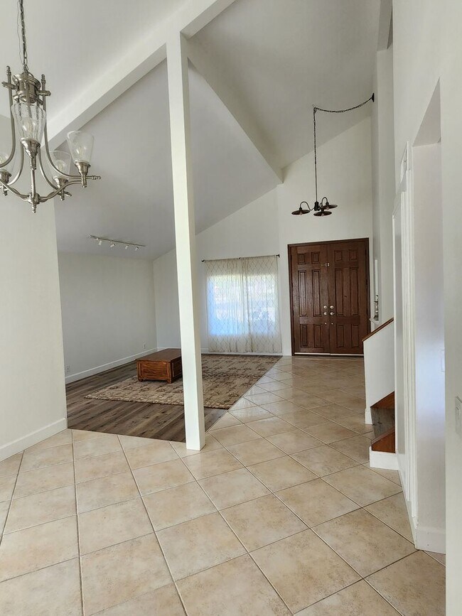 Foto del edificio - FOR RENT East End VENTURA 5 + 3