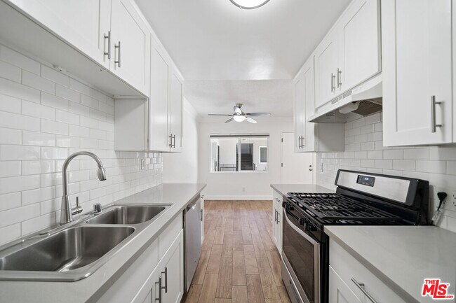 Foto del edificio - 7209 Willoughby Ave