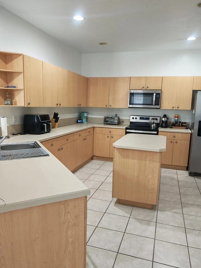 Building Photo - Fully Furnished Townhouse with Water View ...