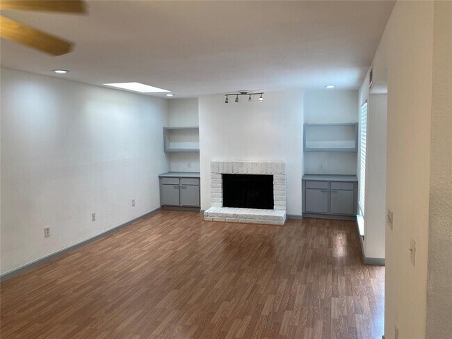 Foto del edificio - 9809 Richmond Ave.