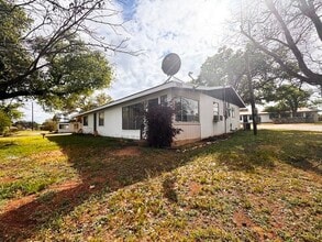 Building Photo - 105 Lake Breeze Dr