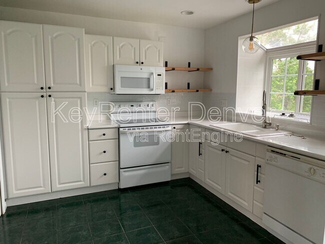 Building Photo - 1217 S Flower Cir