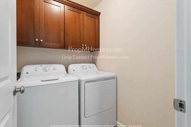 Building Photo - Charming Three Bedroom, Two and Half Bath ...