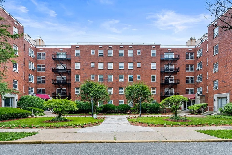 Primary Photo - 2330 Linwood Ave