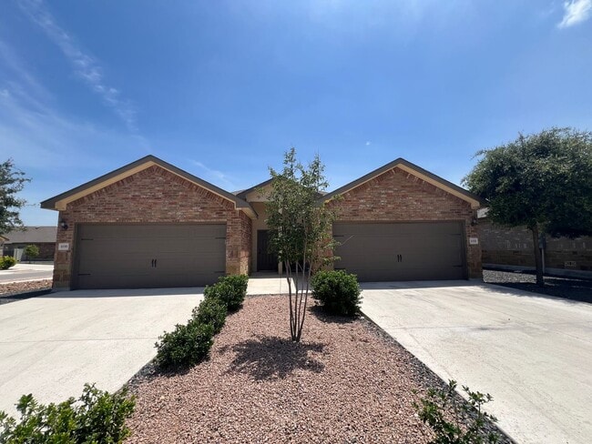 Building Photo - Luxury 3/2 Duplex in Seguin, Texas