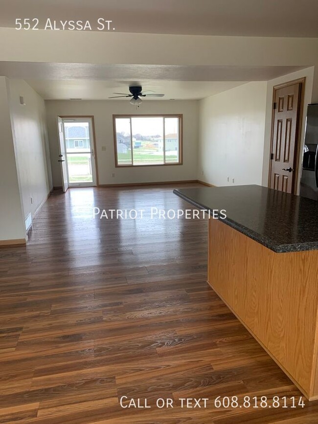 Foto del edificio - 4 bed/2 bath Duplex in Tomah, WI