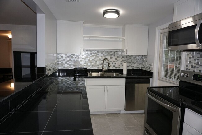 Building Photo - GORGEOUS 4 BEDROOM 2 BATHROOM COTTAGE STYL...
