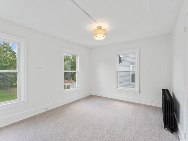 Foto del edificio - Renovated 3-Bedroom Apartment with Bonus Finished Attic & Spacious Shared Backyard