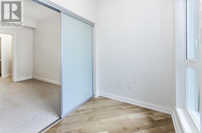 Photo du bâtiment - 5311-5311 Cedarbridge Way