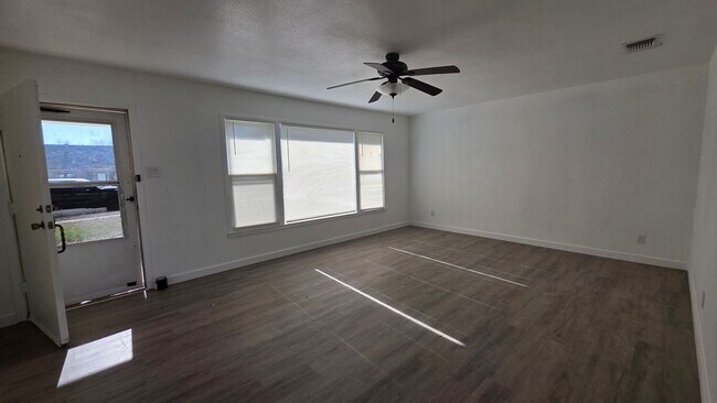 Building Photo - Newly Rehabbed 3 Bedroom, 2 bath Home AVAILABLE NOW!