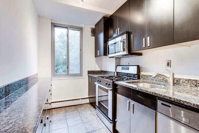 Foto del edificio - 4200 Cathedral Ave NW