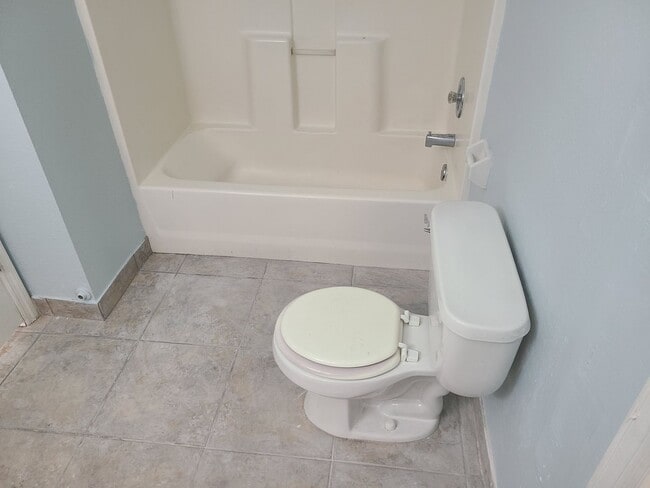 Building Photo - Room for rent. Bedroom and bathroom privat...