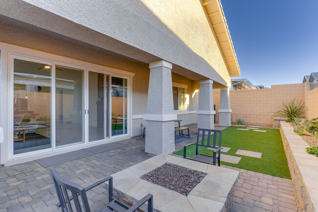 Foto del edificio - Charming Single-Story in Cadence with Fireplace & Entertainer’s Backyard!