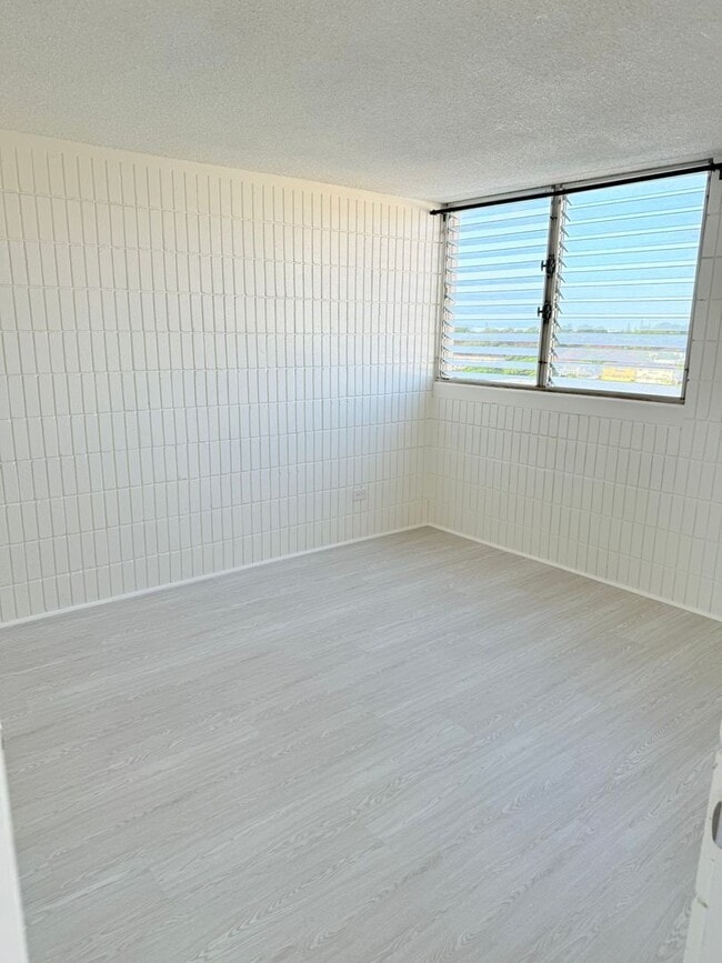 Foto del edificio - Sunset Lakeview - Fully renovated 3 bedroom, 2 bath with One open parking