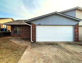 Building Photo - 1108 Parkview Dr