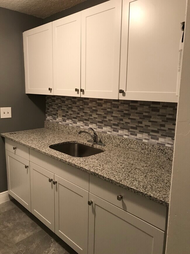 Encimeras de granito - 128 NW 13th Avenue