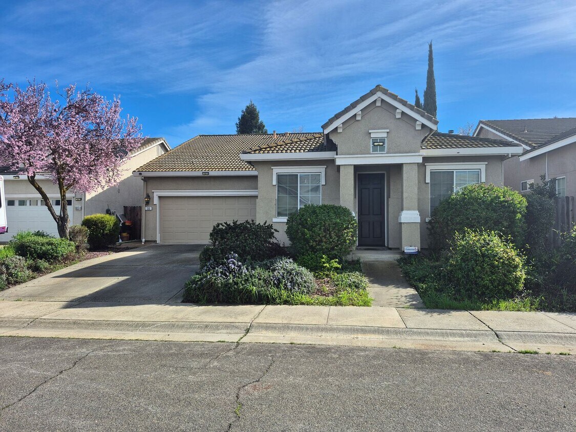 4 Bedroom 2 Bath home in Natomas - 4 Bedroom 2 Bath home in Natomas