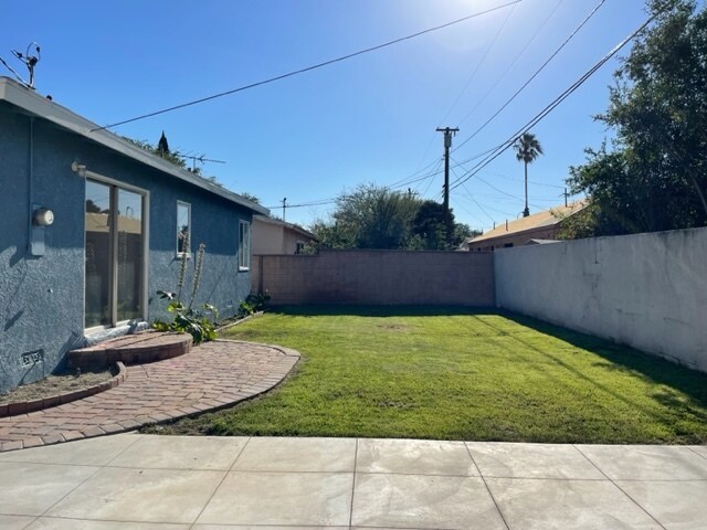Building Photo - 455 E Rosslynn Ave