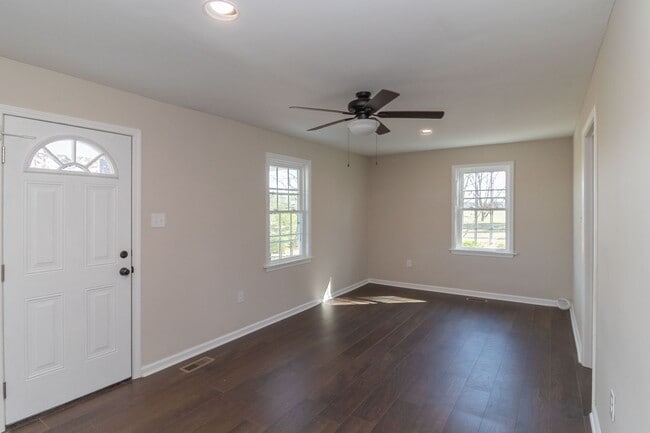 Building Photo - Cute 3 Bed/2 Bath Farmhouse!