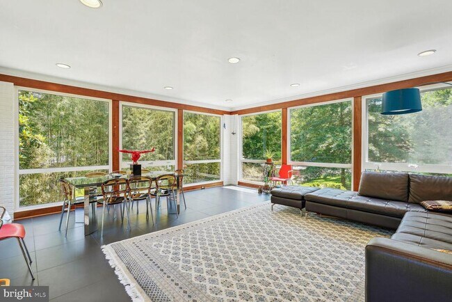 Foto del edificio - 4220 Argyle Terrace NW