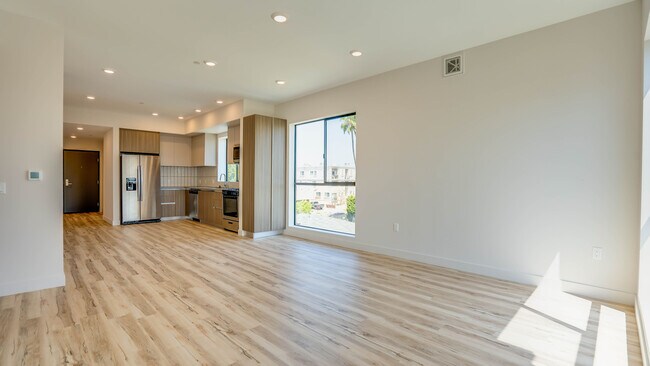 Building Photo - 1540 S Hayworth Ave