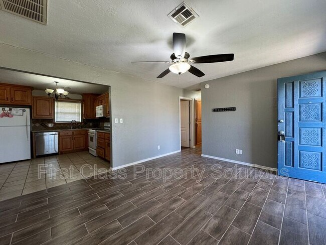 Foto del edificio - 704 N Gale Ave